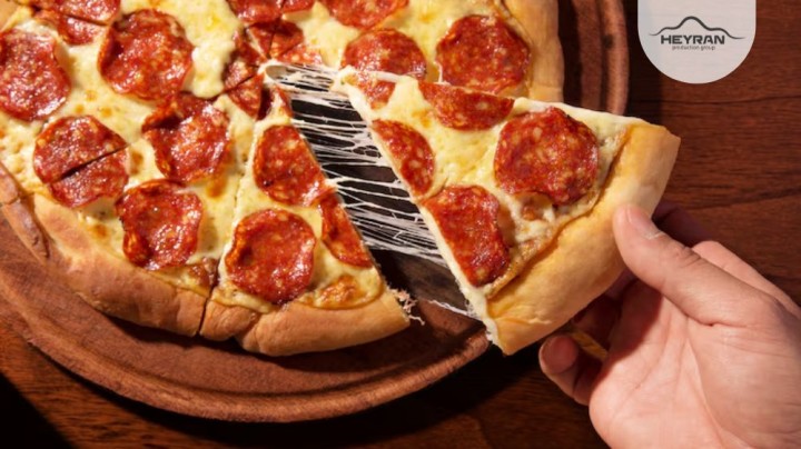 آموزش پیتزا پپرونی با پنیر کش‌دار | دستور ساده برای عاشقان پیتزا
